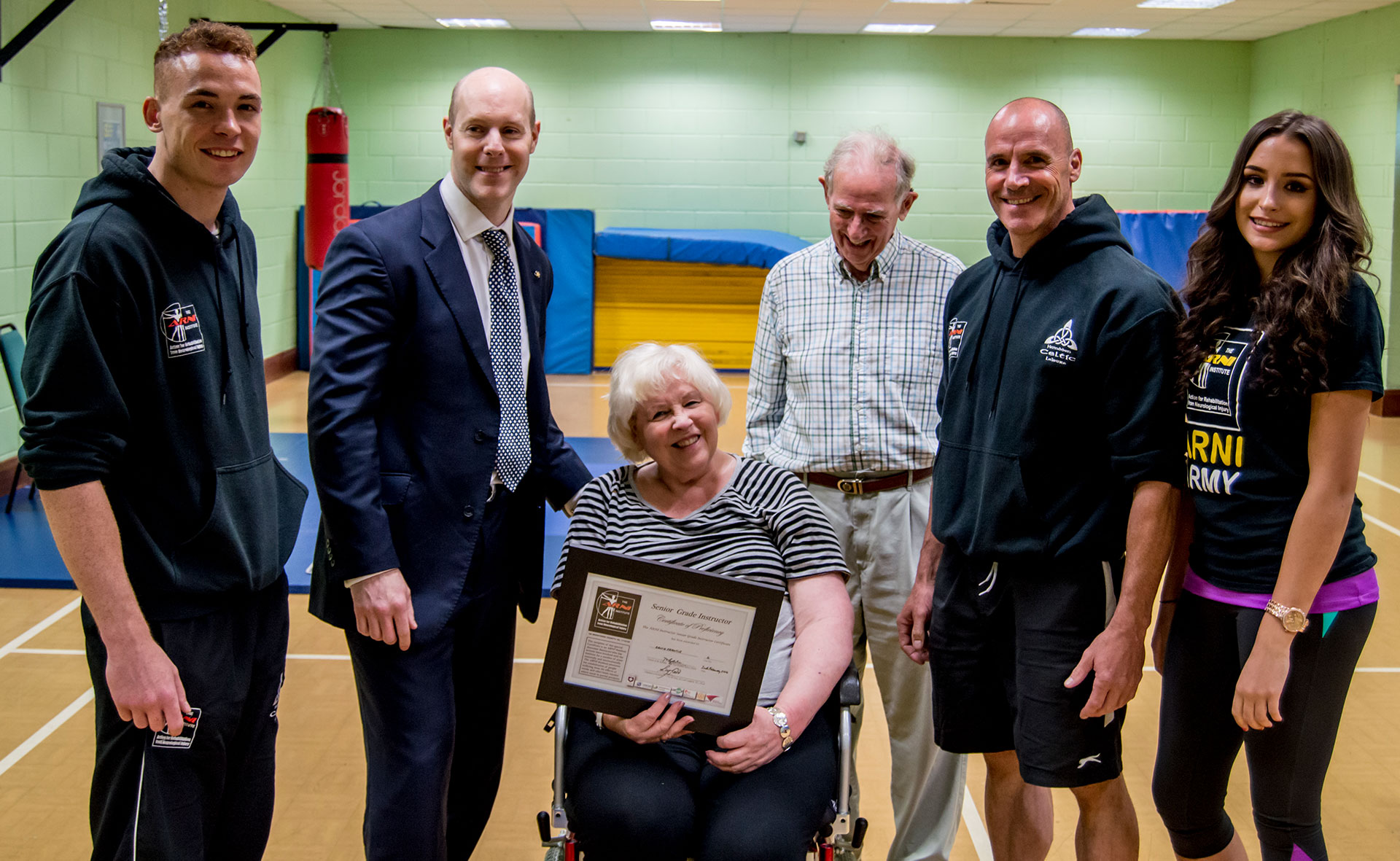 ARNI instructor presenting award